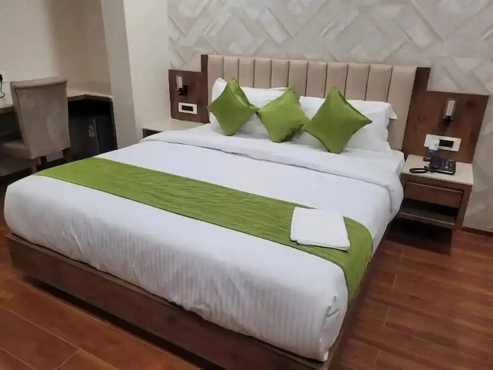 HOTEL EMERALD INN