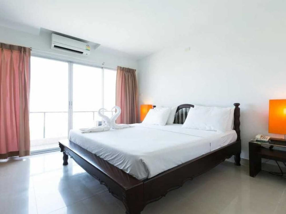 Townhouse Hillview Suites Pattaya Formerly Chatkaew Suites