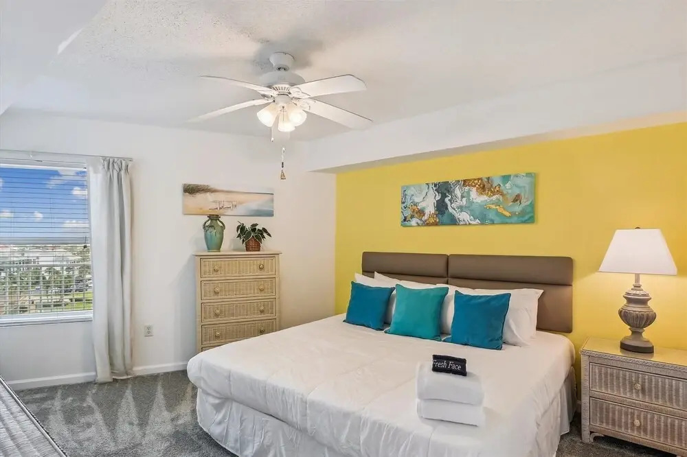 Recently renovated 2 bedroom/2 bath on 7th floor! by RedAwning