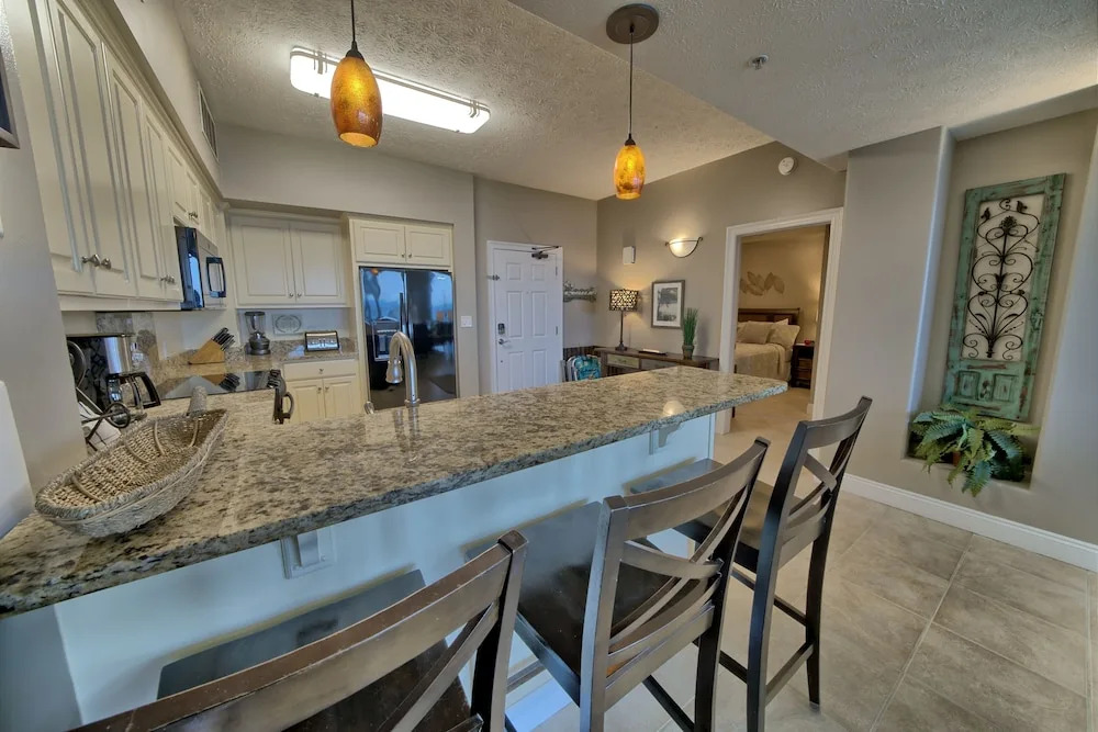 Luxurious High-Rise Condo with Spacious Balcony Facing the Ocean - Unit 1805 by RedAwning