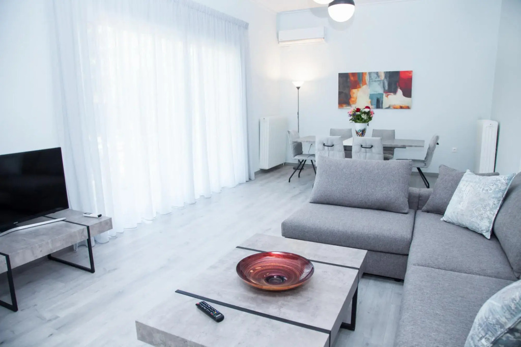 Sunny and Minimal apt in Glyfada With 3 Bdrm