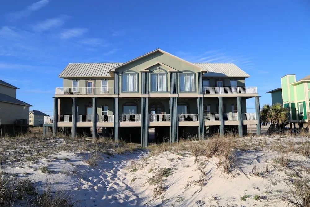 H Blue Atlantis 6 Bedroom Home by RedAwning