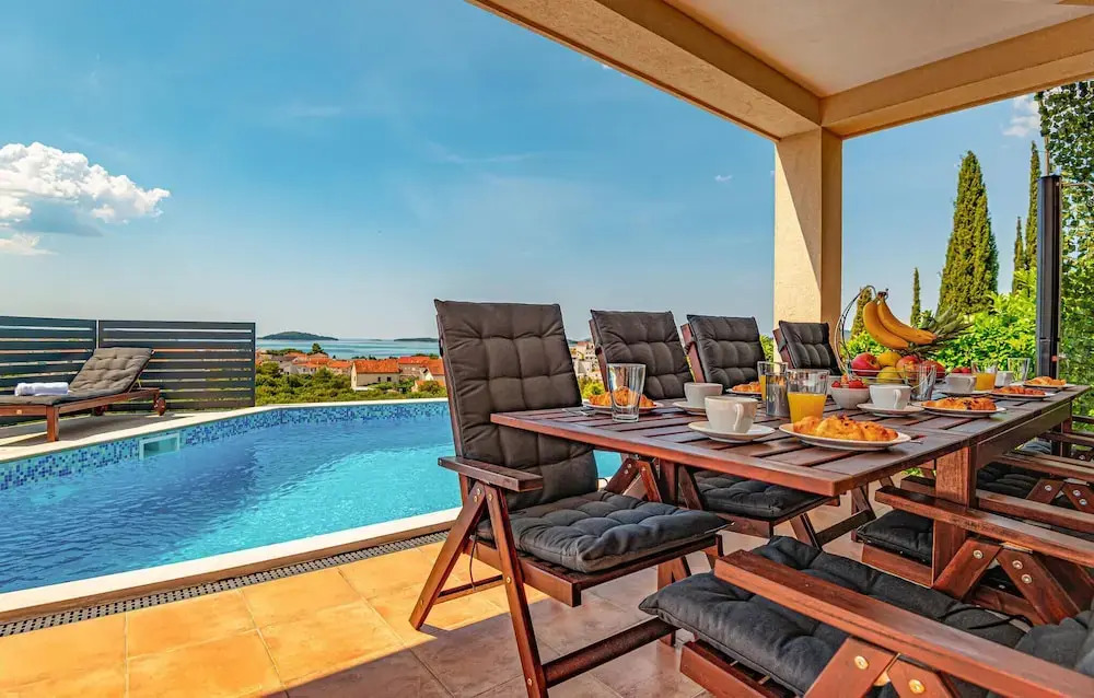 4 Bedroom Stunning Home In Brodarica