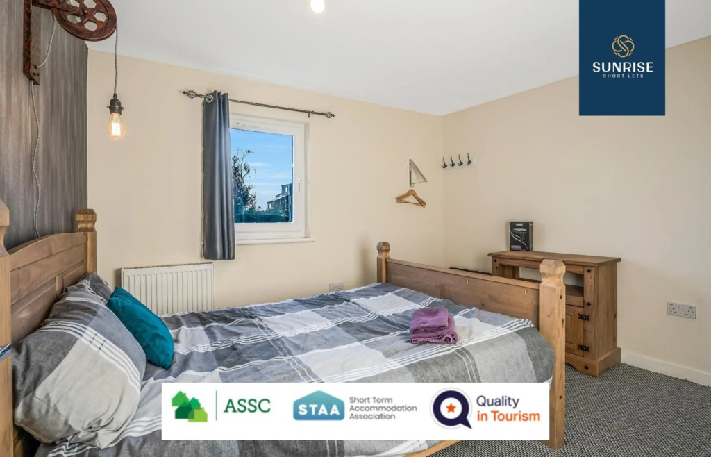 THE LAW, Great Contractor Accommodation, 4 Rooms with TVs, Central, Free Parking, WiFi, Self-catering for Families, Tourists, Relocation, Groups, Long Stays Welcome