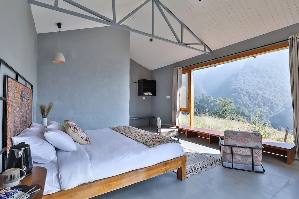 Seclude Pangot, Perch