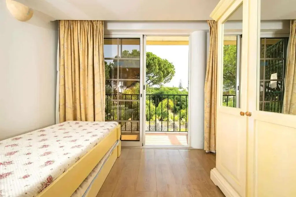 A stylish villa with a private pool, short drive from the centre, free AC Wifi