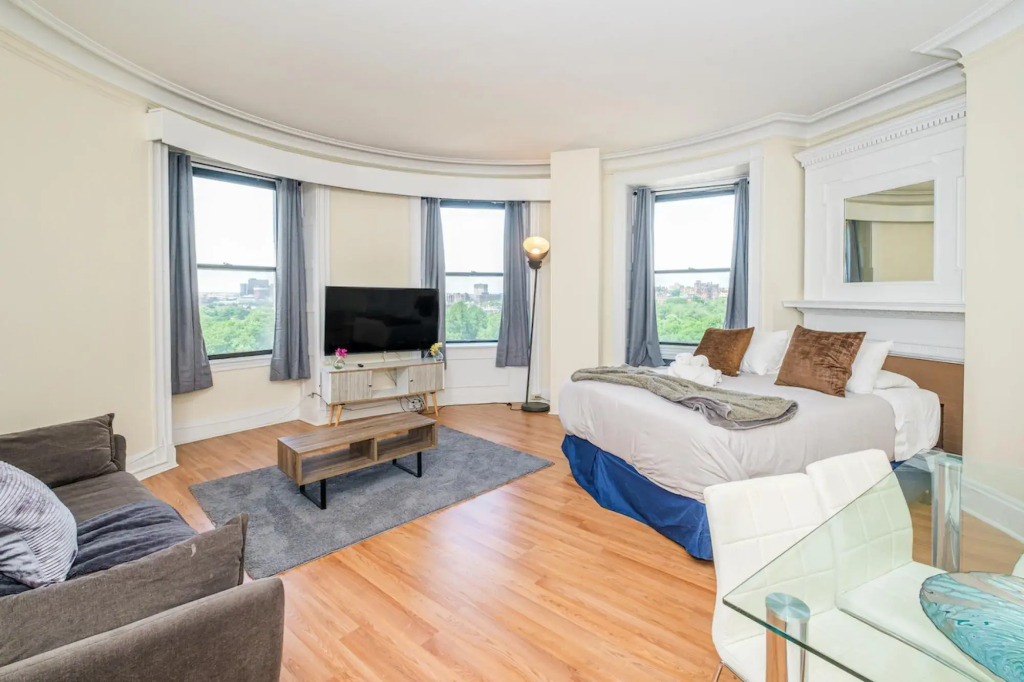 Gorgeous 1BR + View | Theatre District | Evonify