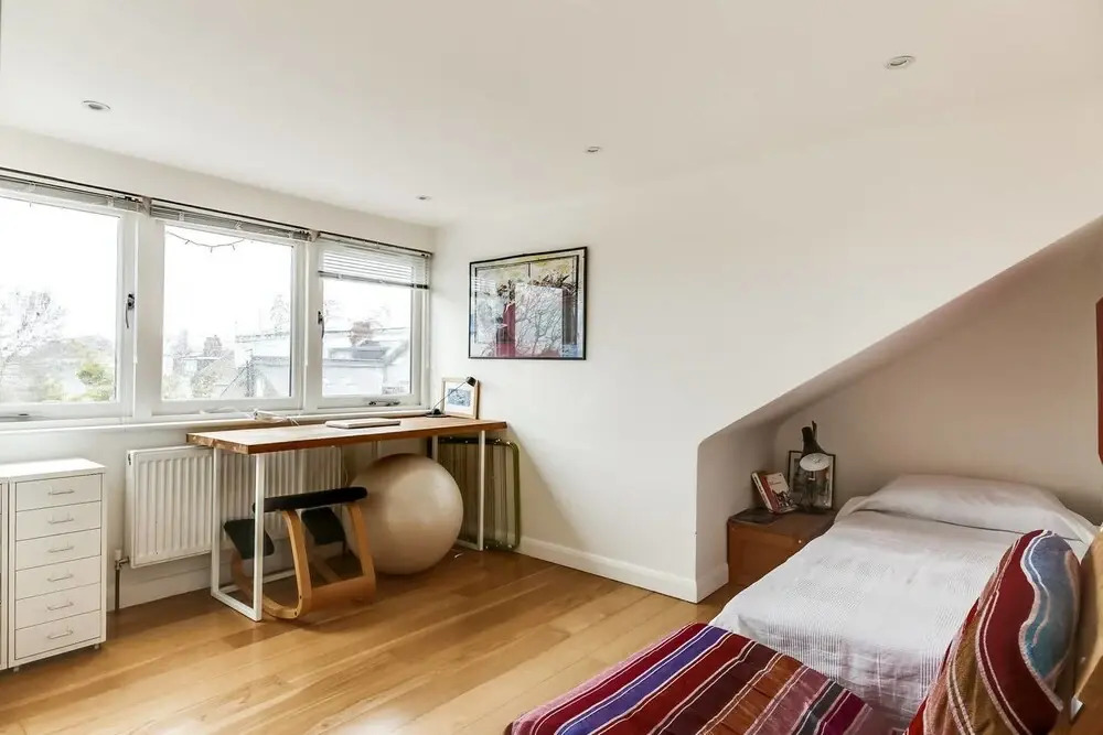 Spacious 3 Bedroom Home in North London W/terrace