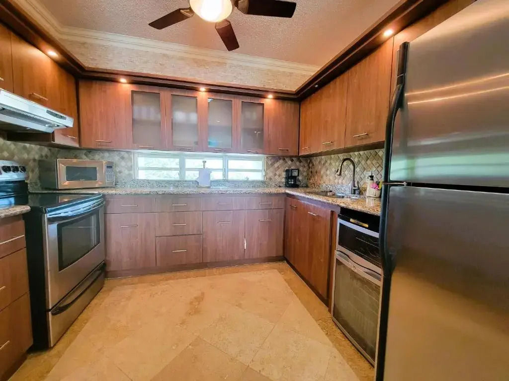 Beachfront 2 bdr apt with beautiful views