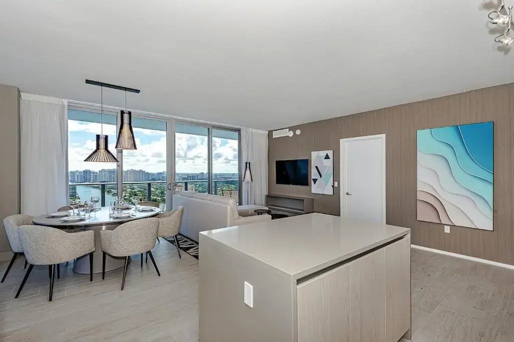 5 Stars 2BR in the SKY UNIQUE Ocean & Bay View BALCONY