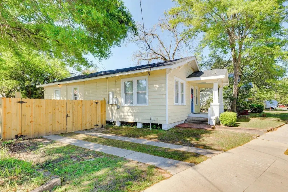 Lovely Mobile Home w/ Smart TV: 2 Mi to Downtown!