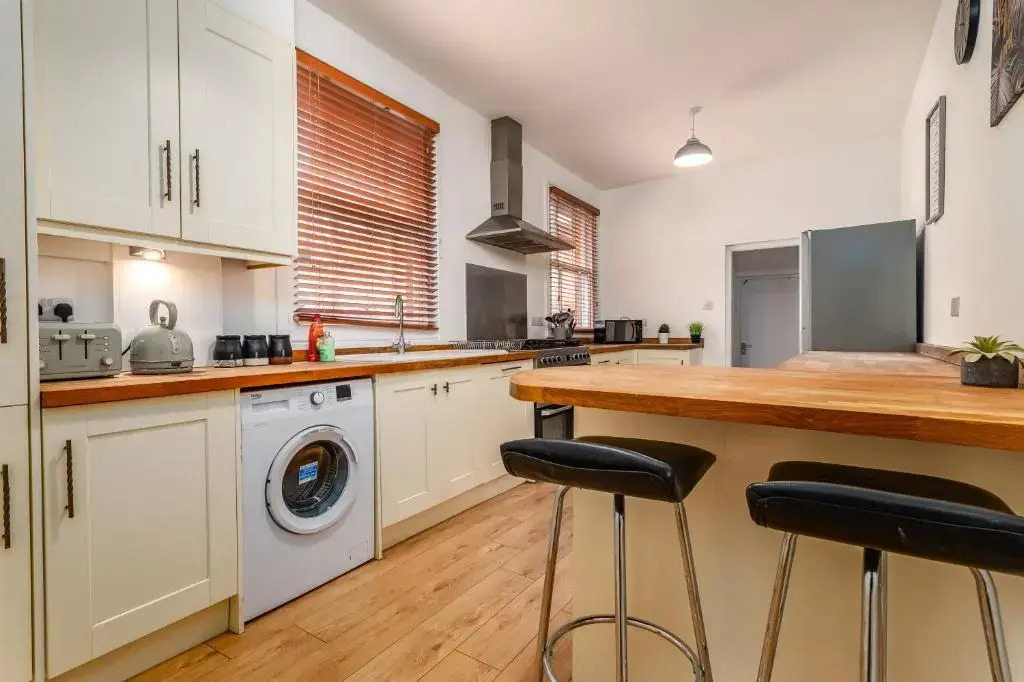 Spacious Contractor House for Large Groups - Private Parking