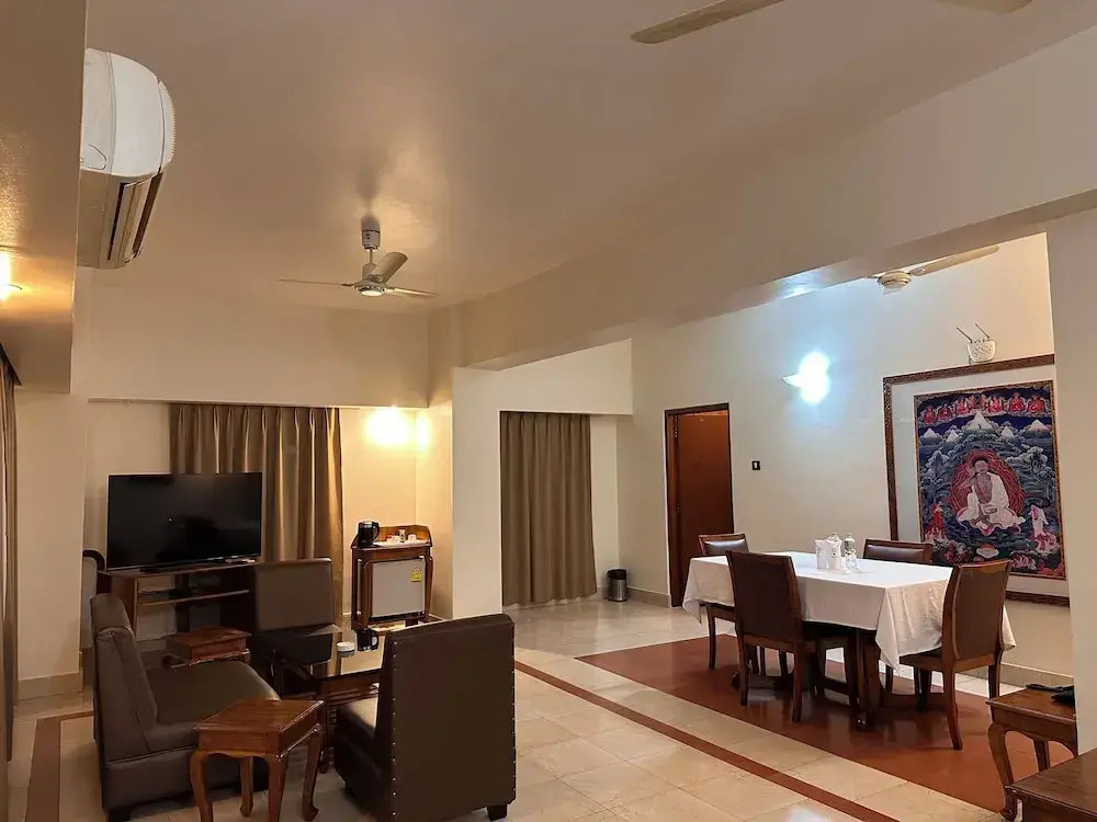 lhaki Hotel