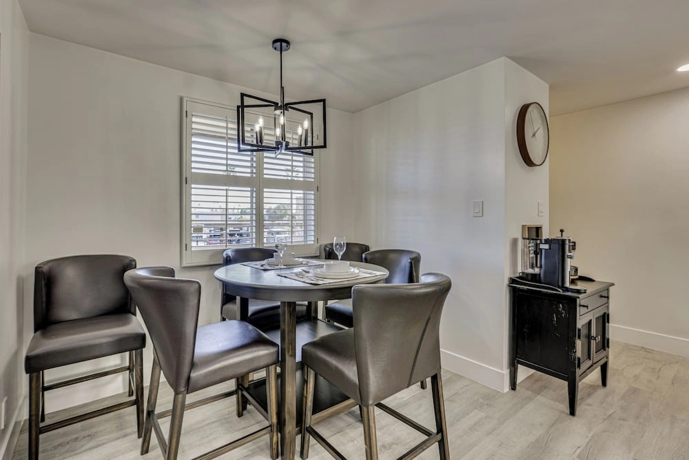 Renovated, Walkable! Old Town Condo w/ Pool Access