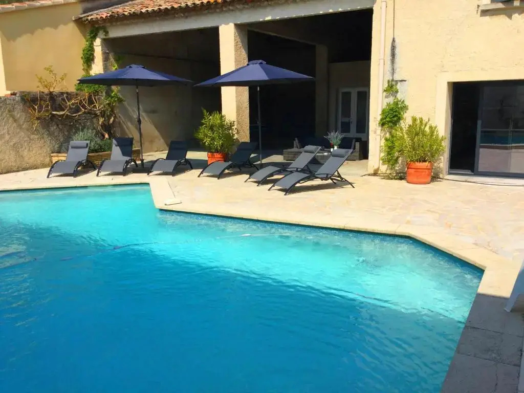 authentic provencal mas with pool, in the countryside of the village of sénas, close to the luberon and the alpilles, sleeps 8