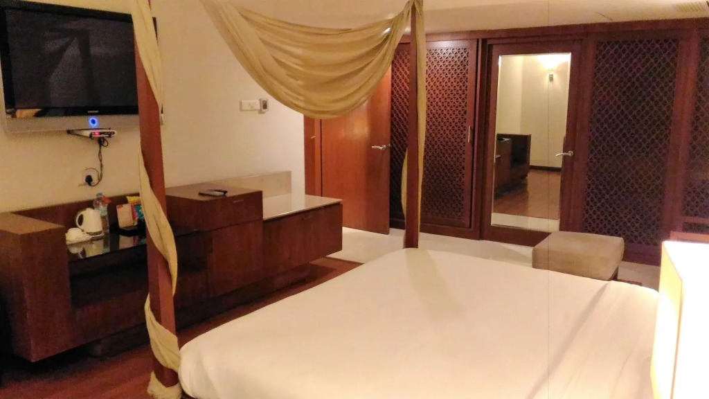 Taj Tristar