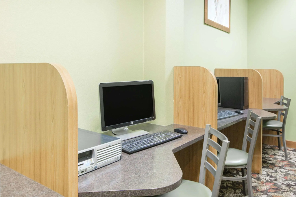Ramada Tropics Resort & Conf Center by Wyndham Des Moines