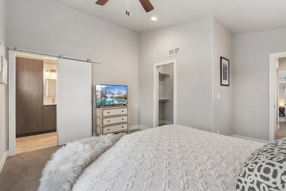 Elegant Oasis - Fireplaces, King Beds, Mtn Views!