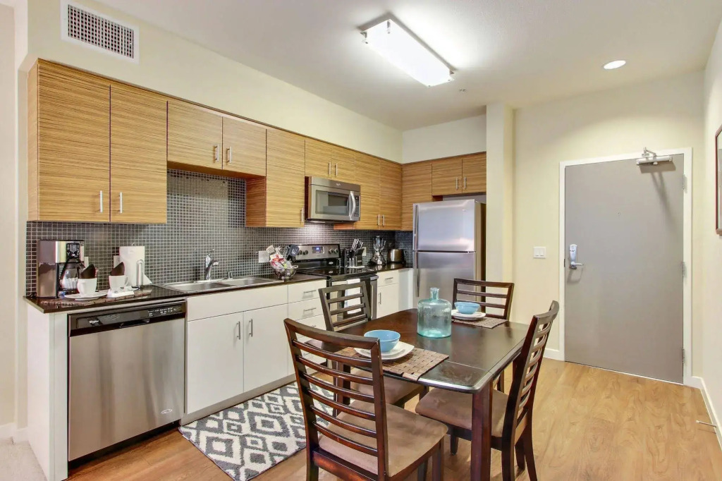 Wilshire La Brea Apartments