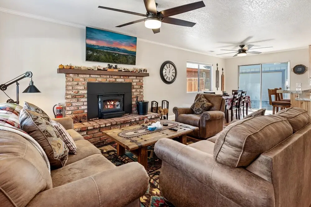 Pine Mountain Lodge - Cute And Cozy With Hot Tub And Fenced Yard! 2 Bedroom Cabin