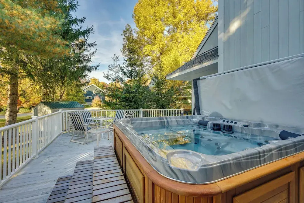 Cozy Getaway: Private Hot Tub, Near Skiing!