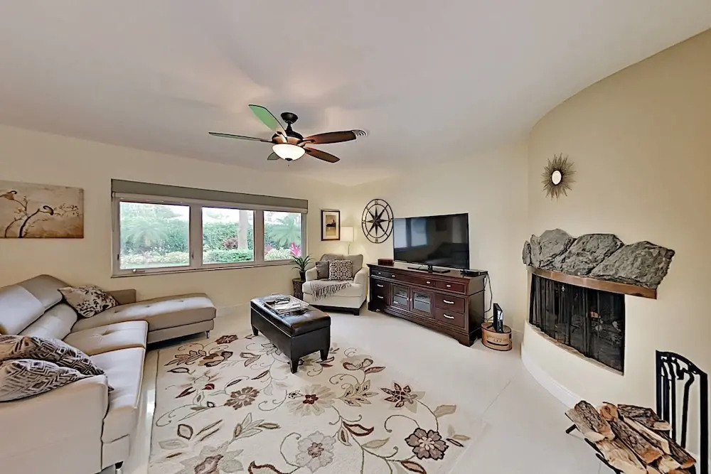 Steps To Beach! Heated Pool, Spa & Chefs Kitchen 3 Bedroom Home