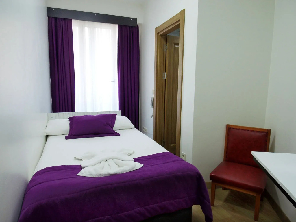 Arya Hotel