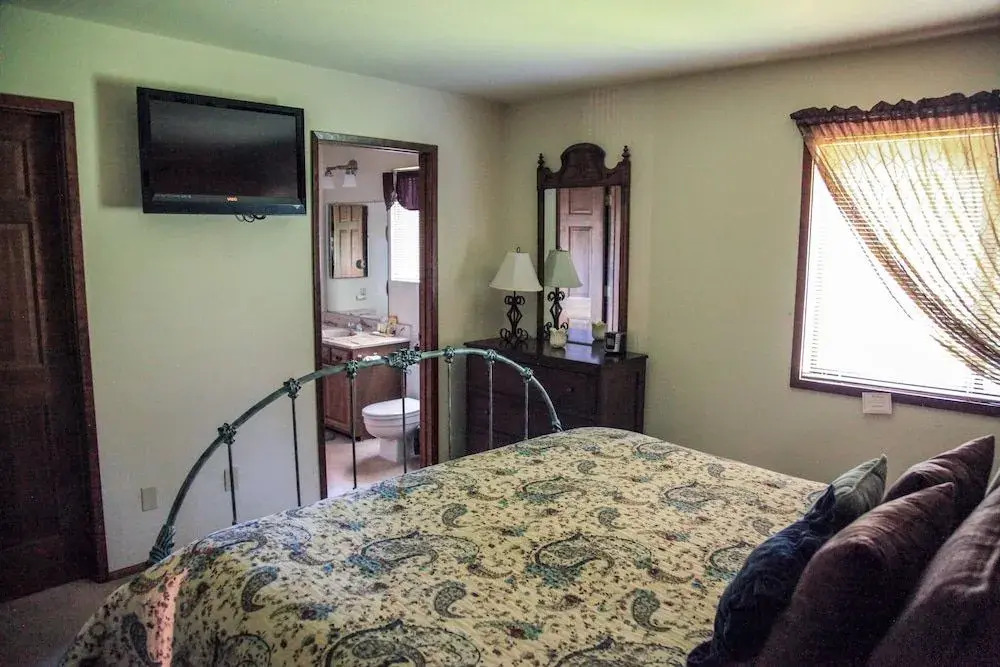 Snowflower 81 Mountain Rustic with Great Complex Amenities, On The Shuttle Route by RedAwning
