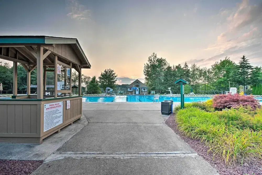 Hot Tub + Game Room: Spacious Poconos Escape!