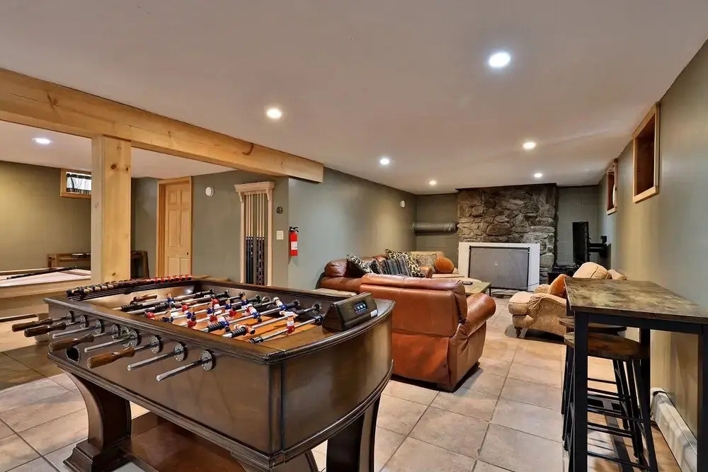 The Killington Bigelow Chalet: Large Ski Home. 8 Br/4.5 Ba/16 People. Hot Tub. Shuttle. Game Room. 8 Bedroom Home