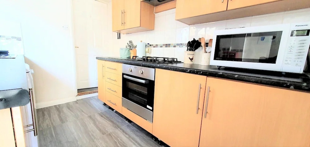 3-bed House With Superfast Wi-fi, DW Lettings 15vr