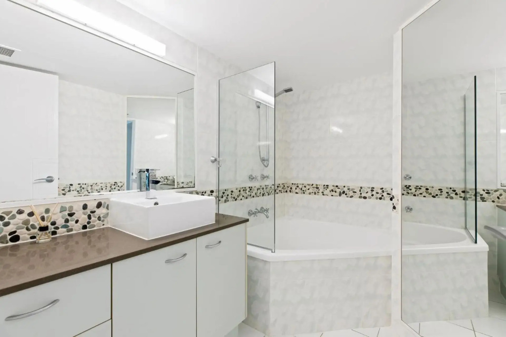 6 Pacific Outlook Modern unit with lovely Ocean Views Pool in Complex Walk to Beach