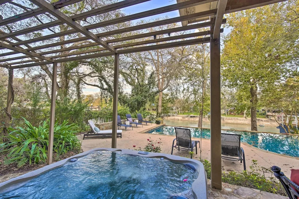 4-season Boathouse, Hot Tub! Guadalupe River Oasis