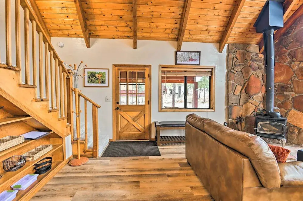 1 Mi to Lake: Secluded Cabin w/ Deck in Munds Park