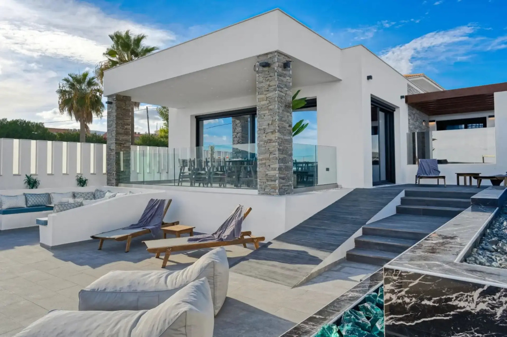 Villa V Beach Villa, All Inclusive Board, by ZanteWize