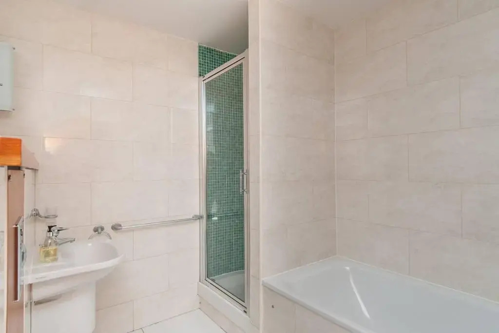 379 Luxury 3 Bedroom City Centre Apartment With Private Parking and Lovely Views Over Arthur s Seat