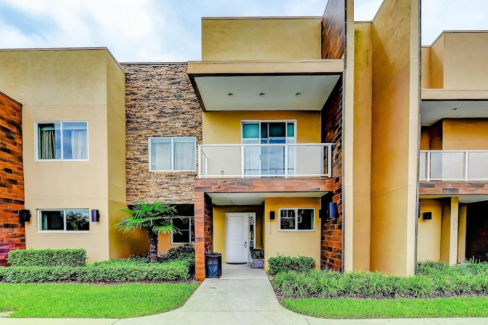 Beautiful Townhome Overlooking The Lake And The Pool