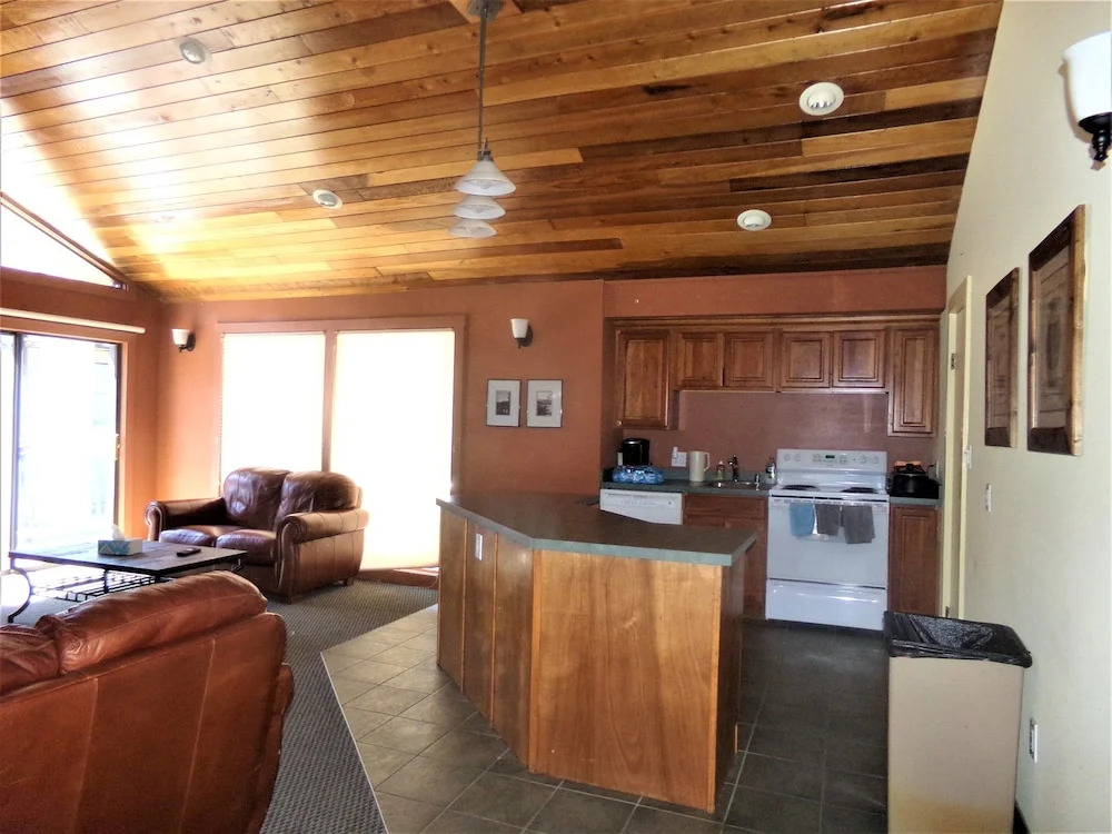 Lake Cliffe 1 Bed 1 Bath Views