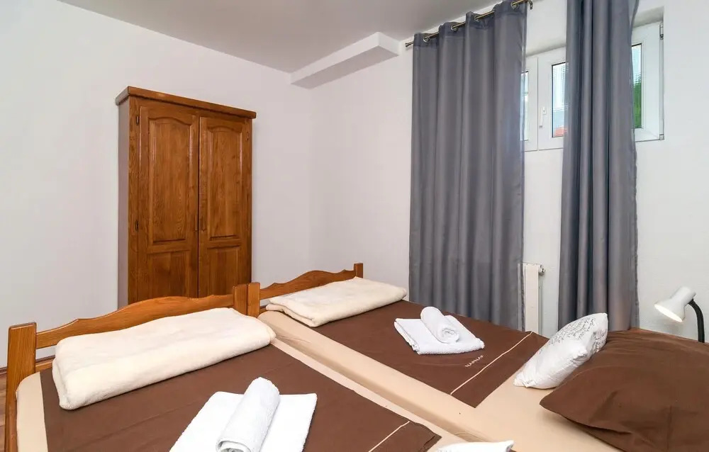 Six-Bedroom Holiday Home In Zrnovnica