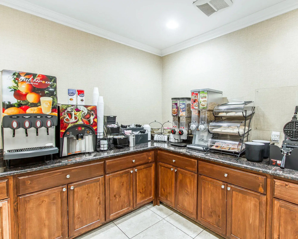Econo Lodge Inn & Suites