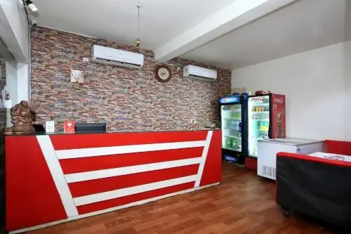 OYO 27643 Happy Restaurant