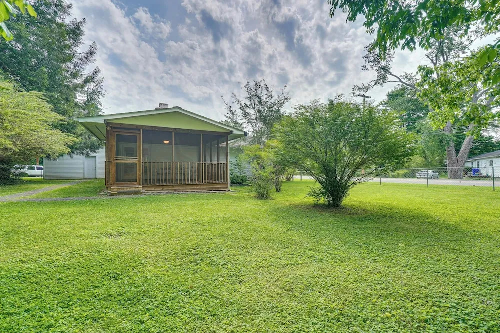 Oak Ridge Retreat w/ Porch < 1 Mi to Downtown