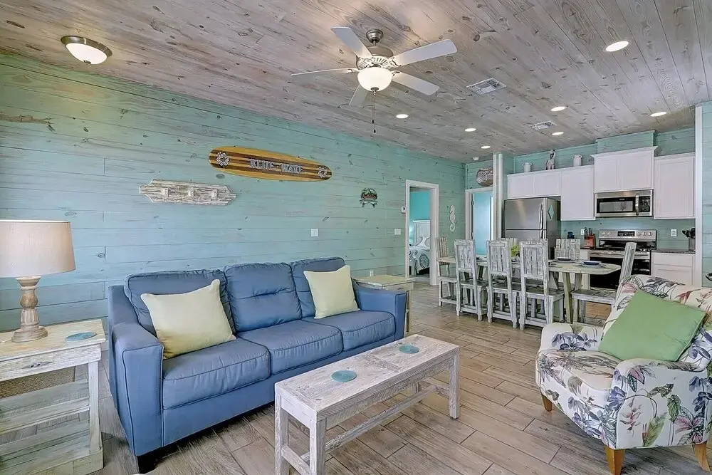 Tropical Blue Wave Home Short Drive to Beach by Redawning