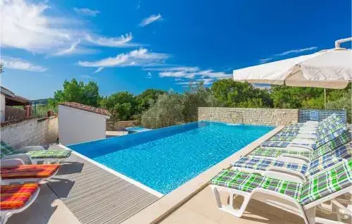 Six Bedroom Holiday Home in Medulin