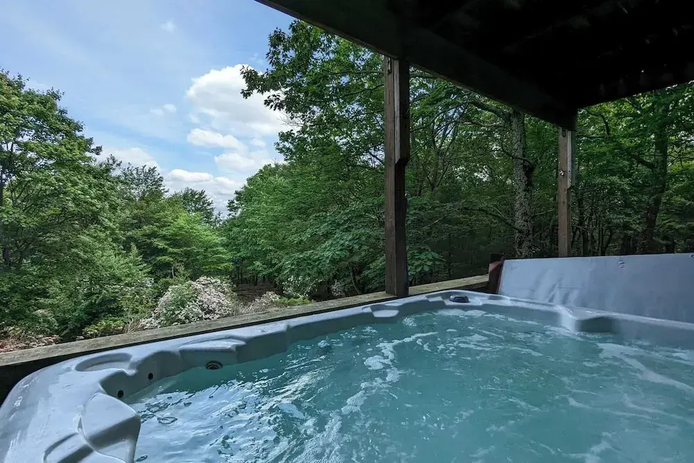 Sky View Chalet by Avantstay Stunning Interior, Spacious Deck, Hot Tub, & View