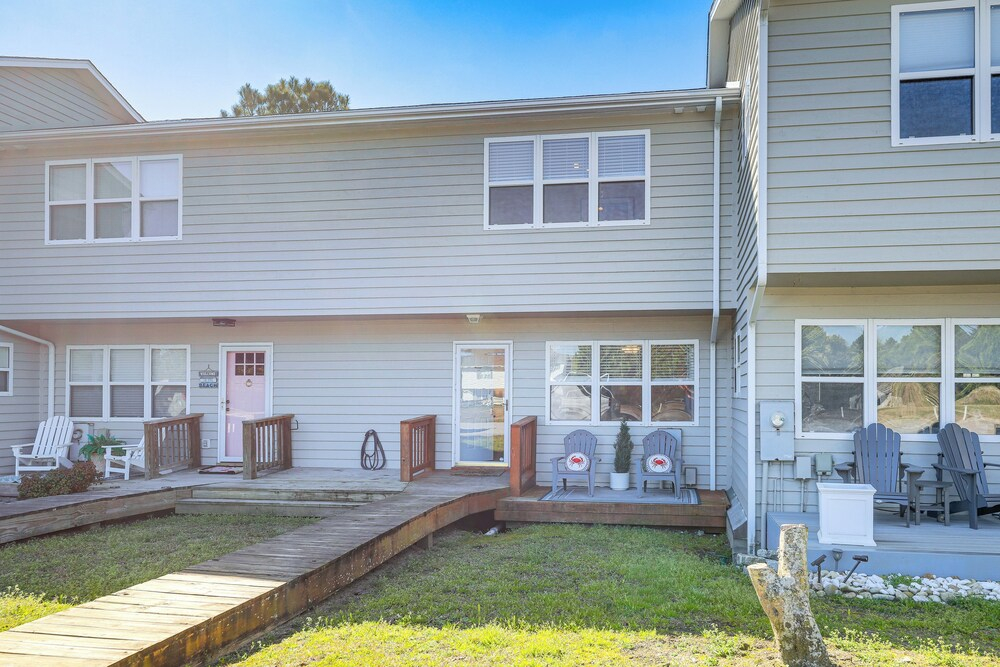 Well-equipped Emerald Isle Townhome: Pets Welcome!