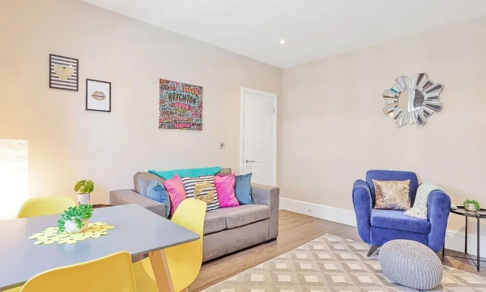 City Heights One Bedroom Modern apt 100 Metres From Seafront