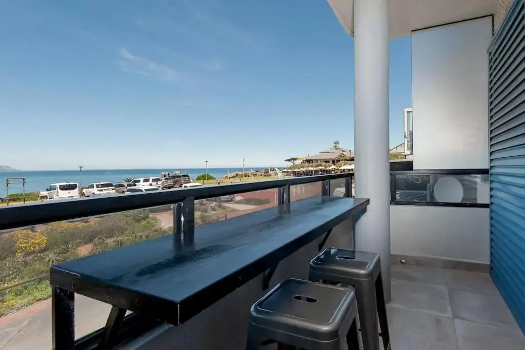 Marine Court 5 by BACK IN TOWN - 2Bedroom Ocean-facing Apt in Hermanus Centre
