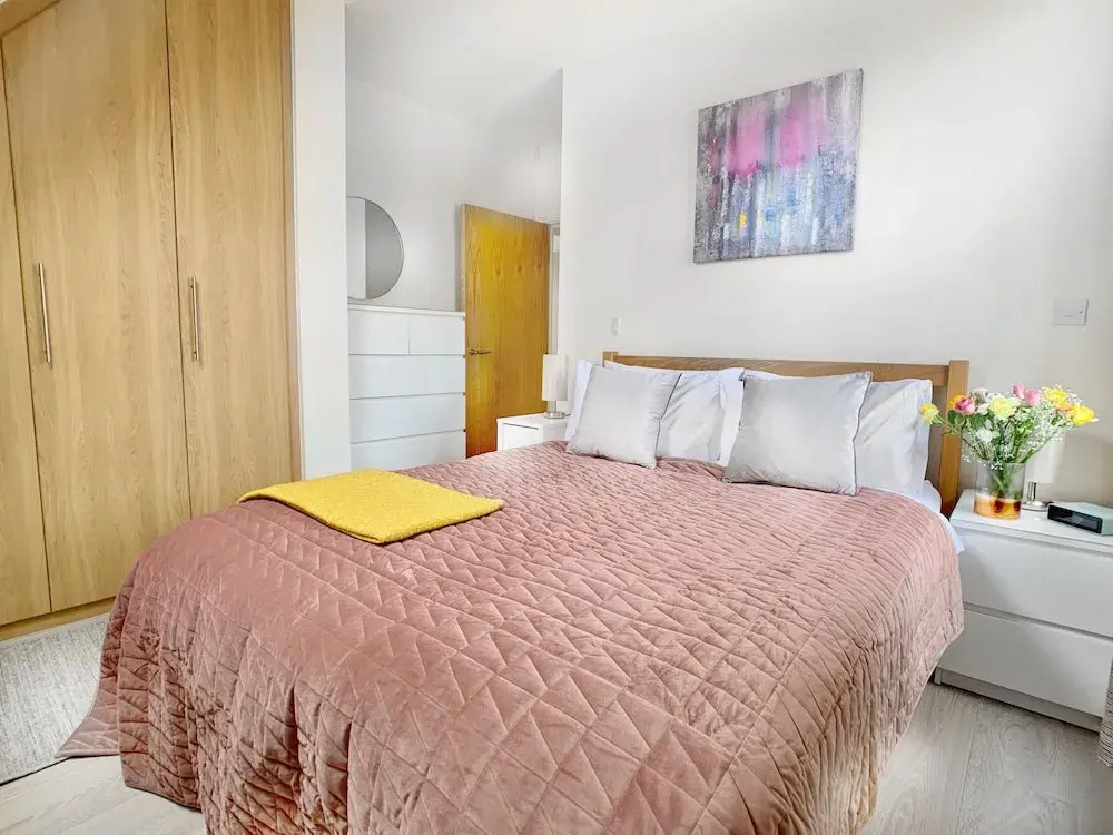 Greenwich Court - Modern Windsor 1 bed flat, with gated allocated parking.