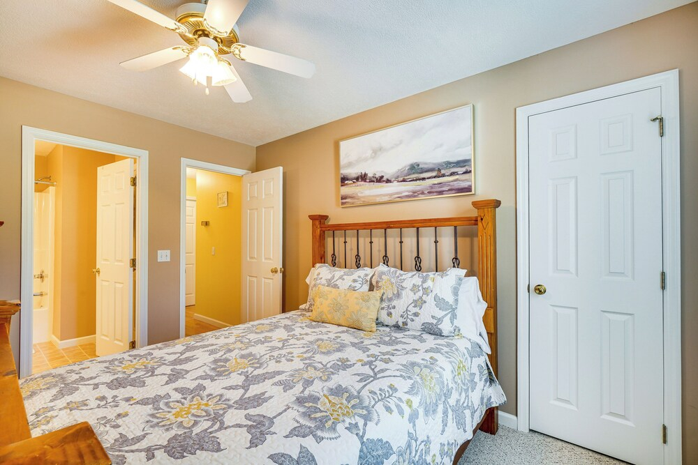 Pigeon Forge Home w/ Deck & Hot Tub Near Town!